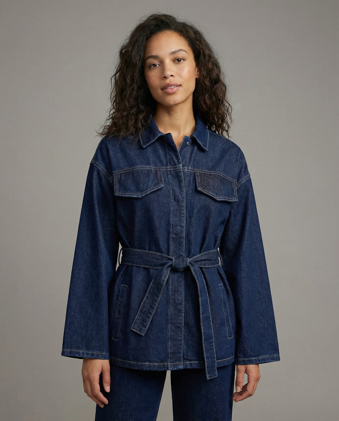Women's Belted Denim Utility Jacket with Structured Collar and Relaxed Fit